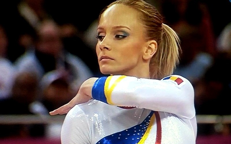 priveste inapoi cu mandrie